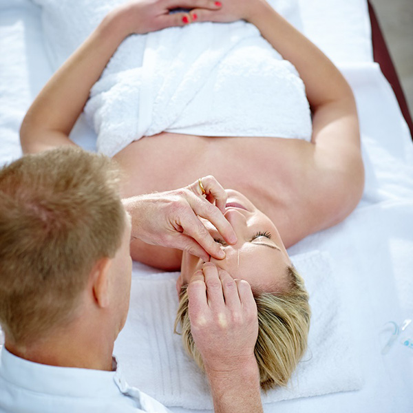 Hugh-carrying-out-acupunture